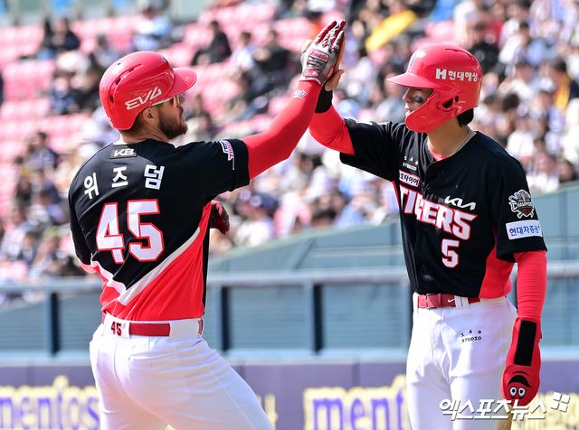 14일 오후 서울 송파구 잠실야구장에서 열린 '2025 신한 SOL Bank KBO리그' KIA 타이거즈와 두산 베어스의 시범경기, 1회초 1사 3루 KIA 위즈덤이 투런 홈런을 날린 후 기뻐하고 있다. 잠실, 김한준 기자