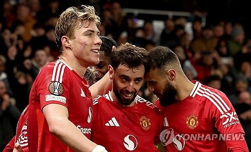 맨유가 14일(한국시간) 영국 맨체스터에 있는 올드 트래포드에서 열린 레알 소시에다드와의 2024-2025시즌 유럽축구연맹(UEFA) 유로파리그 16강 2차전에서 브루노 페르난데스의 해트트릭을 앞세워 4-1 대승을 거뒀다. 연합뉴스