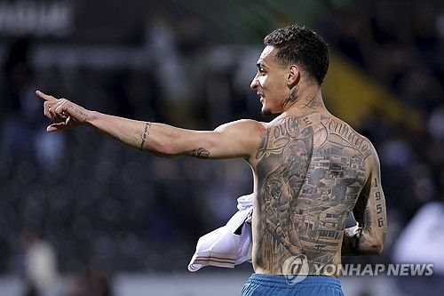  비토리아SC(포르투갈)와의 2024-2025시즌 유럽축구연맹(UEFA) 컨퍼런스리그 16강 2차전에서 4-0 대승을 거뒀다.&nbsp; 홈구장 베니토 비야마린에서 열렸던 1차전에서 2-2로 비겼던 베티스는 원정 2차전에서 안토니의 맹활약 속에 네 골이 폭발하며 1, 2차전 합계 6-2로 크게 이기며 8강에 진출했다.&nbsp; 오른쪽 공격수로 선발 출장해 풀타임 활약한 안토니는 팀 공격에 활기를 불어넣으며 베티스의 파상 공세를 이끌었다.&nbsp; 전반에는 중앙 공격수 세드릭 바캄부가 활약했다. 전반 5분 만에 헤수스 로드리게스가 수비 실수를 놓치지 않고 박스 안에서 낮은 슈팅을 시도했다. 상대 골키퍼 바렐라에게 막혔지만, 바캄부가 밀어 넣어 선제골에 성공했다.&nbsp; 바캄부가 다시 골망을 흔들었다. 전반 20분 아이토르 루이발의 크로스를 바캄부가 이번에는 가까운 거리에서 헤더로 연결해 골망을 흔들고 두 골 차로 베티스가 달아났다.&nbsp; 후반에는 안토니가 활약을 시작했다. 후반 13분 이스코의 패스를 받은 안토니가 드리블로 하프라인부터 박스 안으로 전진한 뒤 모서리 근처에서 슈팅을 시도해 골망을 흔들었다. 자신의 베티스 이적 후 4호 골이다.&nbsp; 안토니는 멈추지 않았다. 후반 35분 오른쪽에서 안토니가 돌파에 성공한 뒤 골키퍼를 앞에 두고 따라 들어온 이스코에게 패스했다. 이스코는 침착하게 밀어 넣으면서 네 번째 골에 성공했다. 안토니는 도움을 기록했다.&nbsp; 안토니는 경기 후 포르투갈 매체 '스포르티비'와의 인터뷰에서 "우리는 우리가 첫 경기에서 잘못한 것들을 분석해야 한다는 걸 알았고 처음부터 완전히 집중했다. 물론 골과 도움 덕분에 행복하지만, 다음 라운드에 진출해 더 행복하다"고 소감을 전했다.&nbsp; 이어 "감독이 우리에게 득점의 중요성을 말해줬고 인내하고 영리해야 한다고 말했다. 이른 득점이 우리를 정말 많이 도와줬고 더 많은 공간을 만들어냈다"라면서 "이스코는 최고의 선수이다. 함께 하는 매일매일 우리는 위대한 선수이자 사람을 보고 있다. 그에게 도움을 줘 좋다. 그는 정말 영리하다"라고 밝혔다.&nbsp; 안토니는 1월 이적시장을 통해 베티스로 임대 이적했다. 2022년 맨체스터 유나이티드에서 아약스(네덜란드)에) 무려&nbsp;이적료 8600만 파운드(약 1551억원) 거액을 지불하며 이적한 안토니는 부진을 면치 못했다.&nbsp; 이번 시즌 전반기만 해도 안토니는 카라바오컵 1골을 제외하고 14경기 무득점에 그쳤다. 더군다나 지난해 10월 자신을 영입했던 에릭 텐하흐 감독이 경질된 뒤, 후벵 아모림 감독이 새로 부임하면서 완전히 전력외 자원으로 분류됐고 임대 이적을 추진했다.&nbsp; 베티스로 임대 이적한 안토니는 완전히 달라졌다. 라리가 첫 경기였던 아틀레틱 빌바오전에 곧바로 선발 출장해 경기 맨 오브 더 매치(MOM)을 받은 것을 시작으로 셀타비고와 23라운드에 데뷔골에 성공하며 2경기 연속 MOM을 받았다. 레알 소시에다드와의 다음 라운드에서는 1골 1도움으로 3경기 연속 MOM이라는 놀라운 퍼포먼스를 선보여 맨유 팬들의 배를 아프게 했다.&nbsp; 베티스가 출전 중인 컨퍼런스리그에서도 안토니의 활약은 이어졌다. 헨트(벨기에)와의 16강 플레이오프 1차전에서 득점을 터뜨린 그는 비토리아와 16강 1차전에서는 2-2 무승부 당시 후반 3분 바캄부의 첫 골을 돕기도 했다.&nbsp; 맨유를 떠나 스페인에서 행복한 생활을 보내는 안토니는 지난달 스페인 'AS'와의 인터뷰에서 행복한 심정을 감추지 못했다. 매체에 따르면 안토니는 "가장 중요한 건 다시 나 자신을 찾았다는 것"이라며 "매일 즐겁게 지내는 것이 행복하다. 우리가 행복하고 만족할 때 모든 것이 잘 된다"라고 말했다. 이어 "난 거의 뛰지 않았지만, 열심히 했다. 난 나 자신에게 행복해야 했다"라며 "나 자신이 행복해지는 게 가장 중요하다"라고 덧붙였다. 안토니가 1골 1도움을 기록하며 8강 진출의 주역이 됐다. 연합뉴스