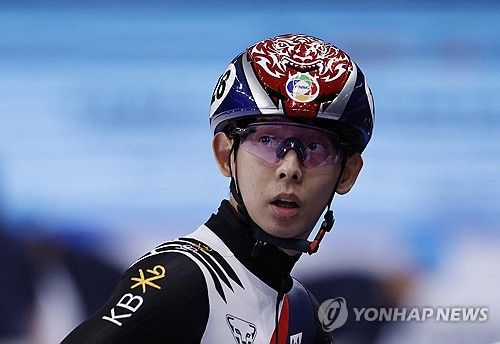 한국 남자 쇼트트랙 이정수가 14일 중국 베이징에서 열린 2025 ISU 쇼트트랙 세계선수권대회 남자 500m 1차 예선에서 레이스를 마친 뒤 결과를 확인하고 있다. REUTERS/연합뉴스