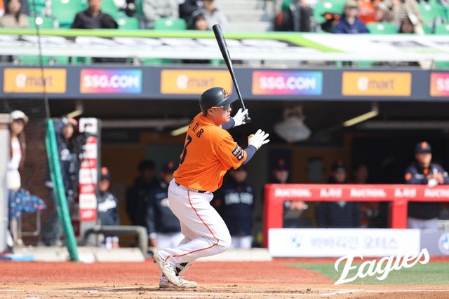 한화 이글스 베테랑 내야수 안치홍이 14일 부산 사직야구장에서 열린 2025 신한 SOL Bank KBO리그 시범경기 5차전에서 롯데 자이언츠를 상대로 6회초 1타점 2루타를 때려냈다. 사진 엑스포츠뉴스 DB