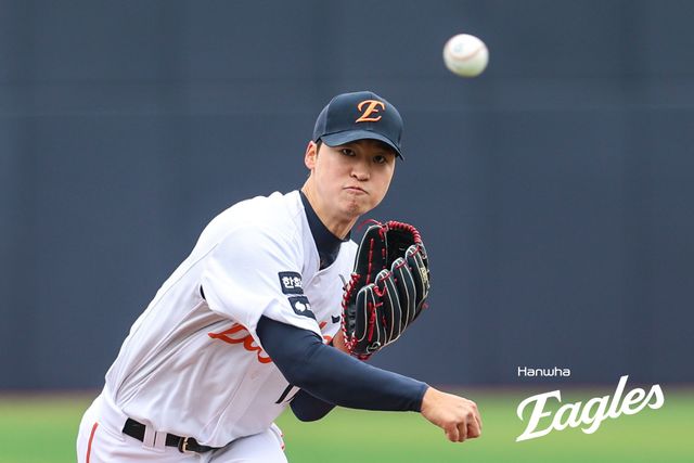 한화 이글스 강속구 사이드암 엄상백이 14일 부산 사직야구장에서 열린 2025 신한 SOL Bank KBO리그 시범경기 5차전에서 롯데 자이언츠 타선을 5이닝 무실점으로 막아냈다. 사진 한화 이글스