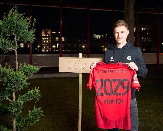 뮌헨이 13일(한국시간) 공식 홈페이지를 통해 요슈아 키미히와 2029년 여름까지 계약했다고 공식 발표했다. 현지 시각으로 밤 10시에 나온 깜짝 오피셜이었다.&nbsp;뮌헨