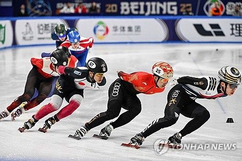 한국 남자 쇼트트랙 박지원(오른쪽)이 14일 중국 베이징에서 열린 2025 ISU 쇼트트랙 세계선수권대회 남자 1500m 준준결승에서 1위로 달리고 있다. AFP/연합뉴스