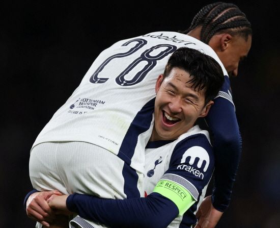 손흥민이 14일 영국 런던 토트넘 홋스퍼 경기장에서 열린 2024-2025 유럽축구연맹(UEFA) 유로파리그 16강 2차전 홈 경기 AZ 알크마르와의 승부에서 90분 풀타임을 뛰며 1도움을 기록하는 등 3골에 모두 관여하고 소속팀 토트넘 홋스퍼의 3-1 승리를 이끌었다. 토트넘은 1~2차전 합계 3-1로 이겼다. 이날 경기 직후 유럽 통계매체는 손흥민에 대해 높은 평점을 매겼다. 풋볼 런던과 이브닝 스탠더드는 나란히 평점 9점을 줬다. 정량 통계를 바탕으로 하는 매체들도 7~8점 사이의 높은 점수를 매겼다. 연합뉴스