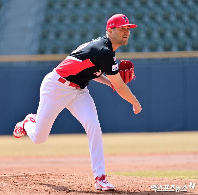 14일 오후 서울 송파구 잠실야구장에서 열린 '2025 신한 SOL Bank KBO리그' KIA 타이거즈와 두산 베어스의 시범경기, 1회말 KIA 선발투수 네일이 공을 힘차게 던지고 있다. 잠실, 김한준 기자