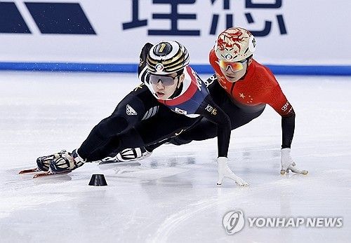 한국 남자 쇼트트랙 박지원이 14일 중국 베이징에서 열린 2025 ISU 쇼트트랙 세계선수권대회 남자 1500m 준준결승에서 1위로 달리고 있다. REUTERS/연합뉴스