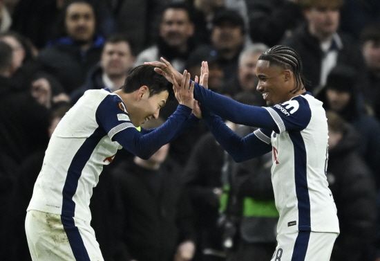 손흥민이 14일 영국 런던 토트넘 홋스퍼 경기장에서 열린 2024-2025 유럽축구연맹(UEFA) 유로파리그 16강 2차전 홈 경기 AZ 알크마르와의 승부에서 90분 풀타임을 뛰며 1도움을 기록하는 등 3골에 모두 관여하고 소속팀 토트넘 홋스퍼의 3-1 승리를 이끌었다. 토트넘은 1~2차전 합계 3-1로 이겼다. 이날 경기 직후 유럽 통계매체는 손흥민에 대해 높은 평점을 매겼다. 풋볼 런던과 이브닝 스탠더드는 나란히 평점 9점을 줬다. 정량 통계를 바탕으로 하는 매체들도 7~8점 사이의 높은 점수를 매겼다. 연합뉴스