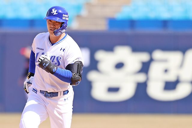 14일 오후 대구삼성라이온즈파크에서 열린 '2025 신한 SOL Bank KBO리그' LG 트윈스와 삼성 라이온즈의 시범경기, 4회말 무사 전병우가 솔로홈런을 날린 뒤 그라운드를 돌고 있다. 삼성 라이온즈