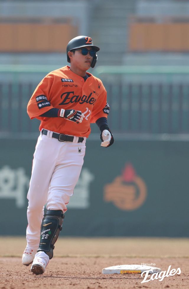 한화 이글스 캡틴 채은성이 14일 부산 사직야구장에서 열린 2025 신한 SOL Bank KBO리그 시범경기 5차전에서 롯데 자이언츠를 상대로 6회초 결승 1타점 2루타를 때려냈다. 사진 한화 이글스