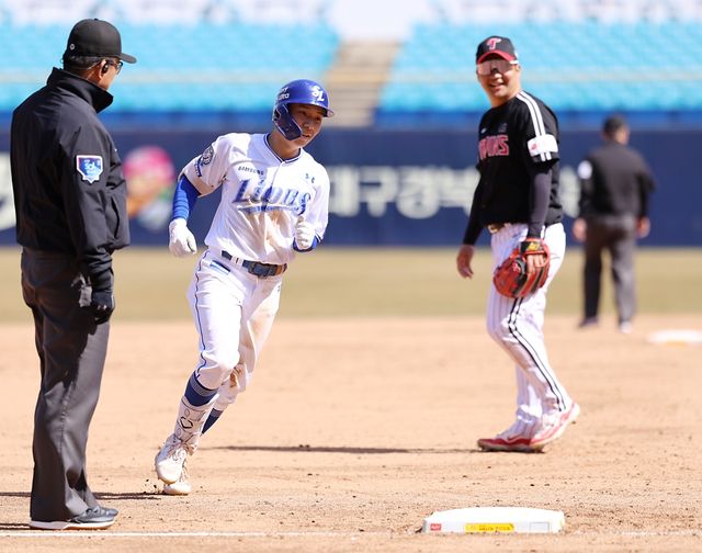 14일 오후 대구삼성라이온즈파크에서 열린 '2025 신한 SOL Bank KBO리그' LG 트윈스와 삼성 라이온즈의 시범경기, 3회말 무사 김지찬이 솔로홈런을 날린 뒤 그라운드를 돌고 있다. 삼성 라이온즈