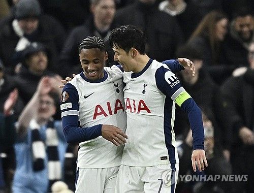 부진하던 모습은 찾아볼 수 없었다. 영향력 넘치는 모습으로 손흥민은 리더로써의 면모를 모두 보여줬다.&nbsp; 손흥민이 14일(한국시간) 영국 런던에 있는 토트넘 홋스퍼 스타디움에서 열린 토트넘 홋스퍼와 AZ알크마르(네덜란드)의 2024-2025시즌 유럽축구연맹(UEFA) 유로파리그 16강 2차전에 선발 출장해 팀의 3-1, 1-2차전 합계 3-2 역전승을 이끌며 8강 진출에 성공했다.연합뉴스