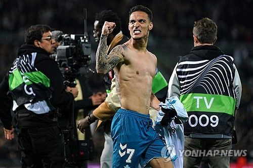 비토리아SC(포르투갈)와의 2024-2025시즌 유럽축구연맹(UEFA) 컨퍼런스리그 16강 2차전에서 4-0 대승을 거뒀다.&nbsp; 홈구장 베니토 비야마린에서 열렸던 1차전에서 2-2로 비겼던 베티스는 원정 2차전에서 안토니의 맹활약 속에 네 골이 폭발하며 1, 2차전 합계 6-2로 크게 이기며 8강에 진출했다.&nbsp; 오른쪽 공격수로 선발 출장해 풀타임 활약한 안토니는 팀 공격에 활기를 불어넣으며 베티스의 파상 공세를 이끌었다.&nbsp; 전반에는 중앙 공격수 세드릭 바캄부가 활약했다. 전반 5분 만에 헤수스 로드리게스가 수비 실수를 놓치지 않고 박스 안에서 낮은 슈팅을 시도했다. 상대 골키퍼 바렐라에게 막혔지만, 바캄부가 밀어 넣어 선제골에 성공했다.&nbsp; 바캄부가 다시 골망을 흔들었다. 전반 20분 아이토르 루이발의 크로스를 바캄부가 이번에는 가까운 거리에서 헤더로 연결해 골망을 흔들고 두 골 차로 베티스가 달아났다.&nbsp; 후반에는 안토니가 활약을 시작했다. 후반 13분 이스코의 패스를 받은 안토니가 드리블로 하프라인부터 박스 안으로 전진한 뒤 모서리 근처에서 슈팅을 시도해 골망을 흔들었다. 자신의 베티스 이적 후 4호 골이다.&nbsp; 안토니는 멈추지 않았다. 후반 35분 오른쪽에서 안토니가 돌파에 성공한 뒤 골키퍼를 앞에 두고 따라 들어온 이스코에게 패스했다. 이스코는 침착하게 밀어 넣으면서 네 번째 골에 성공했다. 안토니는 도움을 기록했다.&nbsp; 안토니는 경기 후 포르투갈 매체 '스포르티비'와의 인터뷰에서 "우리는 우리가 첫 경기에서 잘못한 것들을 분석해야 한다는 걸 알았고 처음부터 완전히 집중했다. 물론 골과 도움 덕분에 행복하지만, 다음 라운드에 진출해 더 행복하다"고 소감을 전했다.&nbsp; 이어 "감독이 우리에게 득점의 중요성을 말해줬고 인내하고 영리해야 한다고 말했다. 이른 득점이 우리를 정말 많이 도와줬고 더 많은 공간을 만들어냈다"라면서 "이스코는 최고의 선수이다. 함께 하는 매일매일 우리는 위대한 선수이자 사람을 보고 있다. 그에게 도움을 줘 좋다. 그는 정말 영리하다"라고 밝혔다.&nbsp; 안토니는 1월 이적시장을 통해 베티스로 임대 이적했다. 2022년 맨체스터 유나이티드에서 아약스(네덜란드)에) 무려&nbsp;이적료 8600만 파운드(약 1551억원) 거액을 지불하며 이적한 안토니는 부진을 면치 못했다.&nbsp; 이번 시즌 전반기만 해도 안토니는 카라바오컵 1골을 제외하고 14경기 무득점에 그쳤다. 더군다나 지난해 10월 자신을 영입했던 에릭 텐하흐 감독이 경질된 뒤, 후벵 아모림 감독이 새로 부임하면서 완전히 전력외 자원으로 분류됐고 임대 이적을 추진했다.&nbsp; 베티스로 임대 이적한 안토니는 완전히 달라졌다. 라리가 첫 경기였던 아틀레틱 빌바오전에 곧바로 선발 출장해 경기 맨 오브 더 매치(MOM)을 받은 것을 시작으로 셀타비고와 23라운드에 데뷔골에 성공하며 2경기 연속 MOM을 받았다. 레알 소시에다드와의 다음 라운드에서는 1골 1도움으로 3경기 연속 MOM이라는 놀라운 퍼포먼스를 선보여 맨유 팬들의 배를 아프게 했다.&nbsp; 베티스가 출전 중인 컨퍼런스리그에서도 안토니의 활약은 이어졌다. 헨트(벨기에)와의 16강 플레이오프 1차전에서 득점을 터뜨린 그는 비토리아와 16강 1차전에서는 2-2 무승부 당시 후반 3분 바캄부의 첫 골을 돕기도 했다.&nbsp; 맨유를 떠나 스페인에서 행복한 생활을 보내는 안토니는 지난달 스페인 'AS'와의 인터뷰에서 행복한 심정을 감추지 못했다. 매체에 따르면 안토니는 "가장 중요한 건 다시 나 자신을 찾았다는 것"이라며 "매일 즐겁게 지내는 것이 행복하다. 우리가 행복하고 만족할 때 모든 것이 잘 된다"라고 말했다. 이어 "난 거의 뛰지 않았지만, 열심히 했다. 난 나 자신에게 행복해야 했다"라며 "나 자신이 행복해지는 게 가장 중요하다"라고 덧붙였다. 안토니가 1골 1도움을 기록하며 8강 진출의 주역이 됐다. 연합뉴스