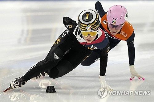 한국 여자 쇼트트랙 김길리가 14일 중국 베이징에서 열린 2025 ISU 쇼트트랙 세계선수권대회 여자 1500m 준준결승에서 1위로 달리고 있다. AP/연합뉴스