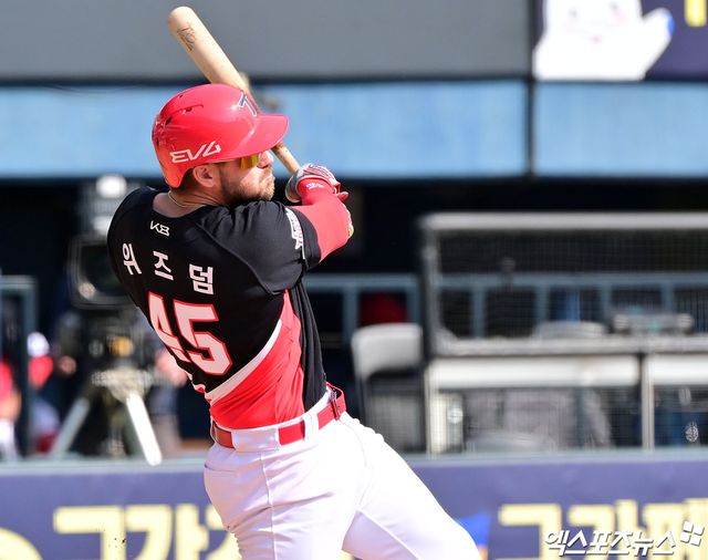 14일 오후 서울 송파구 잠실야구장에서 열린 '2025 신한 SOL Bank KBO리그' KIA 타이거즈와 두산 베어스의 시범경기, 1회초 KIA 위즈덤이 홈런을 날리고 있다. 잠실, 김한준 기자