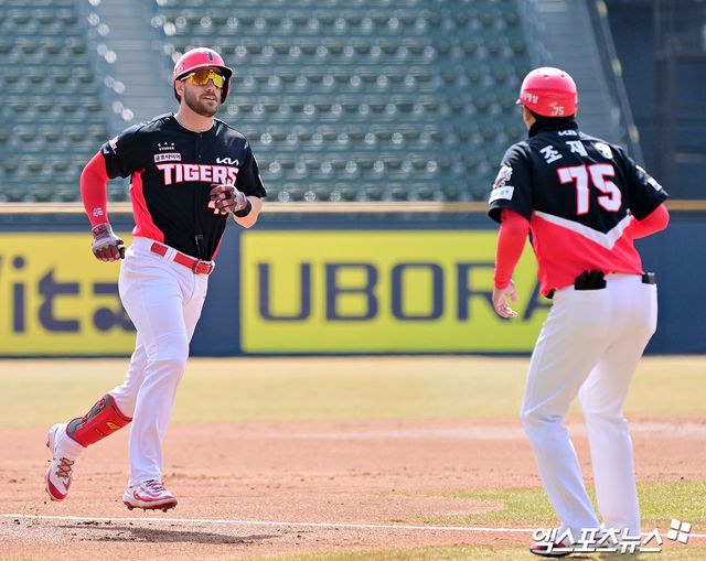 KIA 외국인 타자 위즈덤이 14일 잠실 두산전 1회 초 홈런을 날린 뒤 베이스를 돌고 있다. 잠실, 김한준 기자