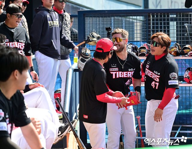 14일 오후 서울 송파구 잠실야구장에서 열린 '2025 신한 SOL Bank KBO리그' KIA 타이거즈와 두산 베어스의 시범경기, 1회초 1사 3루 KIA 위즈덤이 투런 홈런을 날린 후 기뻐하고 있다. 잠실, 김한준 기자