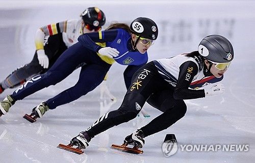 한국 여자 쇼트트랙 김길리가 14일 중국 베이징에서 열린 2025 ISU 쇼트트랙 세계선수권대회 여자 1500m 준준결승에서 1위로 달리고 있다. REUTERS/연합뉴스