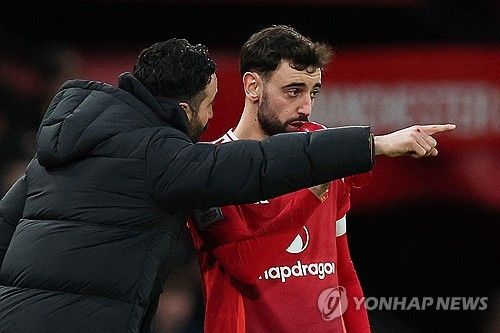 맨유가 14일(한국시간) 영국 맨체스터에 있는 올드 트래포드에서 열린 레알 소시에다드와의 2024-2025시즌 유럽축구연맹(UEFA) 유로파리그 16강 2차전에서 브루노 페르난데스의 해트트릭을 앞세워 4-1 대승을 거뒀다. 연합뉴스