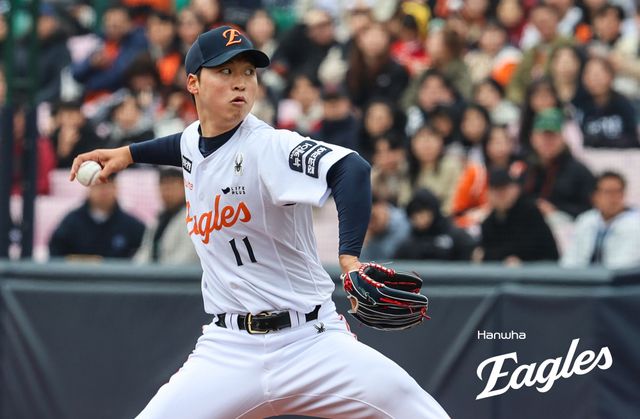 한화 이글스 강속구 사이드암 엄상백이 14일 부산 사직야구장에서 열린 2025 신한 SOL Bank KBO리그 시범경기 5차전에서 롯데 자이언츠 타선을 5이닝 무실점으로 막아냈다. 사진 한화 이글스