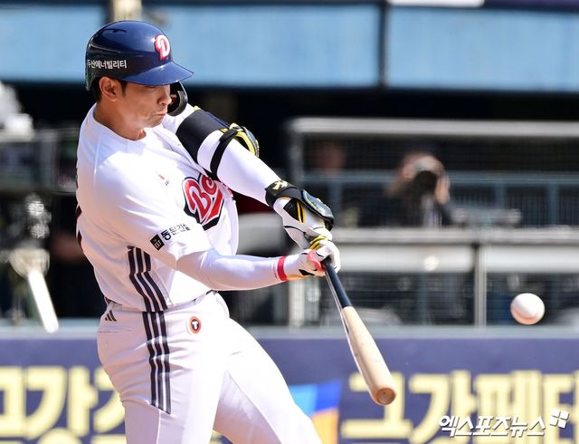 14일 오후 서울 송파구 잠실야구장에서 열린 '2025 신한 SOL Bank KBO리그' KIA 타이거즈와 두산 베어스의 시범경기, 4회말 무사 1,2루 두산 강승호가 2타점 3루타를 날리고 있다. 잠실, 김한준 기자