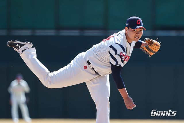 롯데 자이언츠 우완 영건 박진이 14일 부산 사직야구장에서 열린 2025 신한 SOL Bank KBO리그 시범경기 5차전에서 한화 이글스를 상대로 3이닝 무실점으로 호투했다. 사진 롯데 자이언츠
