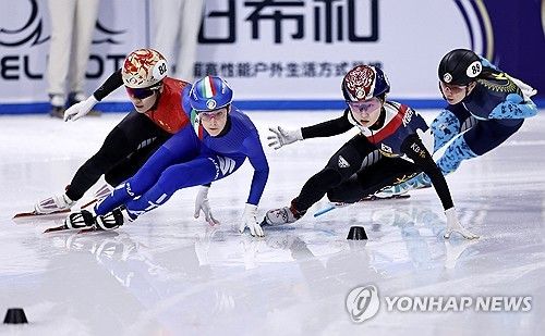 한국 여자 쇼트트랙 최민정(오른쪽에서 두 번째)이 14일 중국 베이징에서 열린 2025 ISU 쇼트트랙 세계선수권대회 여자 1500m 준준결승에서 역주하고 있다. REUTERS/연합뉴스