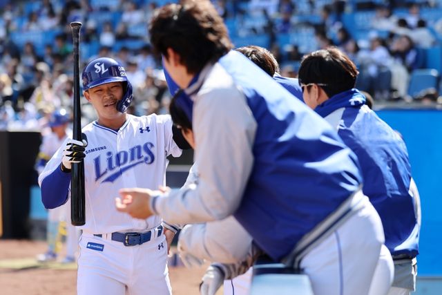 14일 오후 대구삼성라이온즈파크에서 열린 '2025 신한 SOL Bank KBO리그' LG 트윈스와 삼성 라이온즈의 시범경기, 4회말 무사 전병우가 솔로홈런을 날린 뒤 동료들과 하이파이브를 하고 있다. 삼성 라이온즈