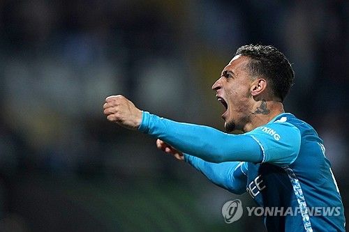 비토리아SC(포르투갈)와의 2024-2025시즌 유럽축구연맹(UEFA) 컨퍼런스리그 16강 2차전에서 4-0 대승을 거뒀다.&nbsp; 홈구장 베니토 비야마린에서 열렸던 1차전에서 2-2로 비겼던 베티스는 원정 2차전에서 안토니의 맹활약 속에 네 골이 폭발하며 1, 2차전 합계 6-2로 크게 이기며 8강에 진출했다.&nbsp; 오른쪽 공격수로 선발 출장해 풀타임 활약한 안토니는 팀 공격에 활기를 불어넣으며 베티스의 파상 공세를 이끌었다.&nbsp; 전반에는 중앙 공격수 세드릭 바캄부가 활약했다. 전반 5분 만에 헤수스 로드리게스가 수비 실수를 놓치지 않고 박스 안에서 낮은 슈팅을 시도했다. 상대 골키퍼 바렐라에게 막혔지만, 바캄부가 밀어 넣어 선제골에 성공했다.&nbsp; 바캄부가 다시 골망을 흔들었다. 전반 20분 아이토르 루이발의 크로스를 바캄부가 이번에는 가까운 거리에서 헤더로 연결해 골망을 흔들고 두 골 차로 베티스가 달아났다.&nbsp; 후반에는 안토니가 활약을 시작했다. 후반 13분 이스코의 패스를 받은 안토니가 드리블로 하프라인부터 박스 안으로 전진한 뒤 모서리 근처에서 슈팅을 시도해 골망을 흔들었다. 자신의 베티스 이적 후 4호 골이다.&nbsp; 안토니는 멈추지 않았다. 후반 35분 오른쪽에서 안토니가 돌파에 성공한 뒤 골키퍼를 앞에 두고 따라 들어온 이스코에게 패스했다. 이스코는 침착하게 밀어 넣으면서 네 번째 골에 성공했다. 안토니는 도움을 기록했다.&nbsp; 안토니는 경기 후 포르투갈 매체 '스포르티비'와의 인터뷰에서 "우리는 우리가 첫 경기에서 잘못한 것들을 분석해야 한다는 걸 알았고 처음부터 완전히 집중했다. 물론 골과 도움 덕분에 행복하지만, 다음 라운드에 진출해 더 행복하다"고 소감을 전했다.&nbsp; 이어 "감독이 우리에게 득점의 중요성을 말해줬고 인내하고 영리해야 한다고 말했다. 이른 득점이 우리를 정말 많이 도와줬고 더 많은 공간을 만들어냈다"라면서 "이스코는 최고의 선수이다. 함께 하는 매일매일 우리는 위대한 선수이자 사람을 보고 있다. 그에게 도움을 줘 좋다. 그는 정말 영리하다"라고 밝혔다.&nbsp; 안토니는 1월 이적시장을 통해 베티스로 임대 이적했다. 2022년 맨체스터 유나이티드에서 아약스(네덜란드)에) 무려&nbsp;이적료 8600만 파운드(약 1551억원) 거액을 지불하며 이적한 안토니는 부진을 면치 못했다.&nbsp; 이번 시즌 전반기만 해도 안토니는 카라바오컵 1골을 제외하고 14경기 무득점에 그쳤다. 더군다나 지난해 10월 자신을 영입했던 에릭 텐하흐 감독이 경질된 뒤, 후벵 아모림 감독이 새로 부임하면서 완전히 전력외 자원으로 분류됐고 임대 이적을 추진했다.&nbsp; 베티스로 임대 이적한 안토니는 완전히 달라졌다. 라리가 첫 경기였던 아틀레틱 빌바오전에 곧바로 선발 출장해 경기 맨 오브 더 매치(MOM)을 받은 것을 시작으로 셀타비고와 23라운드에 데뷔골에 성공하며 2경기 연속 MOM을 받았다. 레알 소시에다드와의 다음 라운드에서는 1골 1도움으로 3경기 연속 MOM이라는 놀라운 퍼포먼스를 선보여 맨유 팬들의 배를 아프게 했다.&nbsp; 베티스가 출전 중인 컨퍼런스리그에서도 안토니의 활약은 이어졌다. 헨트(벨기에)와의 16강 플레이오프 1차전에서 득점을 터뜨린 그는 비토리아와 16강 1차전에서는 2-2 무승부 당시 후반 3분 바캄부의 첫 골을 돕기도 했다.&nbsp; 맨유를 떠나 스페인에서 행복한 생활을 보내는 안토니는 지난달 스페인 'AS'와의 인터뷰에서 행복한 심정을 감추지 못했다. 매체에 따르면 안토니는 "가장 중요한 건 다시 나 자신을 찾았다는 것"이라며 "매일 즐겁게 지내는 것이 행복하다. 우리가 행복하고 만족할 때 모든 것이 잘 된다"라고 말했다. 이어 "난 거의 뛰지 않았지만, 열심히 했다. 난 나 자신에게 행복해야 했다"라며 "나 자신이 행복해지는 게 가장 중요하다"라고 덧붙였다. 안토니가 1골 1도움을 기록하며 8강 진출의 주역이 됐다. 연합뉴스