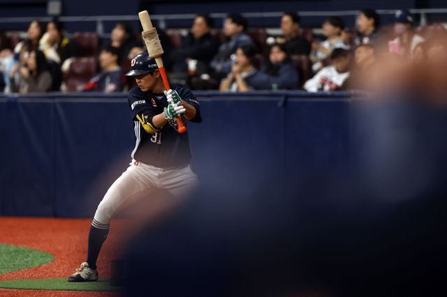 16일 서울 고척스카이돔에서 열린 2025 KBO리그 두산 베어스와 키움 히어로즈의 경기, 두산 정수빈이 타격 준비를 하고 있다. 두산 베어스