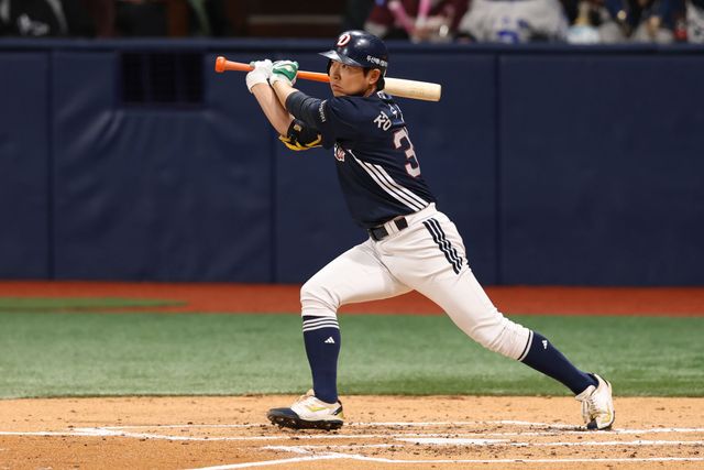 16일 서울 고척스카이돔에서 열린 2025 KBO리그 두산 베어스와 키움 히어로즈의 경기, 두산 정수빈이 타격을 하고 있다. 두산 베어스