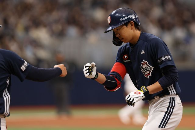 16일 서울 고척스카이돔에서 열린 2025 KBO리그 두산 베어스와 키움 히어로즈의 경기, 두산 김민석이 타격 후 하이파이브를 하고 있다. 두산 베어스