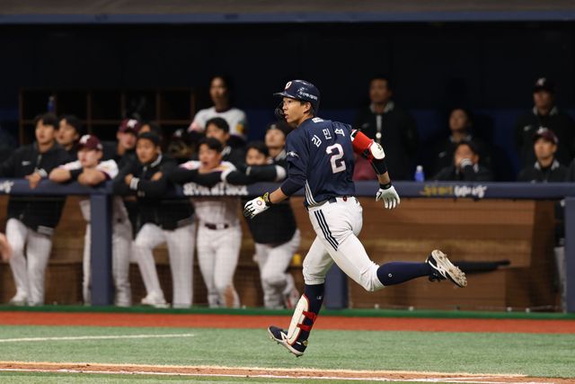 16일 서울 고척스카이돔에서 열린 2025 KBO리그 두산 베어스와 키움 히어로즈의 경기, 두산 김민석이 타격을 하고 있다. 두산 베어스