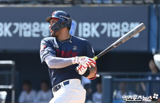 롯데 자이언츠 외국인 타자 빅터 레이예스가 17일 서울 고척스카이돔에서 열린 2025 신한 SOL KBO 시범경기에서 키움 히어로즈를 상대로 1회초 1타점 선제 적시타를 기록했다. 사진 엑스포츠뉴스 DB