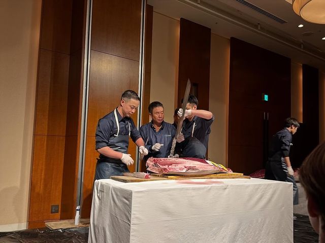 LA 다저스 오타니 쇼헤이가 16일 오후 팀 동료인 야마모토 요시노부, 사사키 로키와 함께 저녁 파티를 준비했다. 도쿄시리즈 로스터에 이름을 올린 선수 31명 전원이 파티에 참가했다. 오타니 SNS