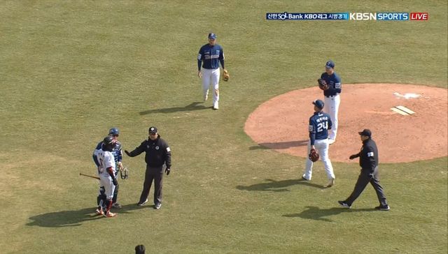 ​​LG와 NC는 17일 잠실구장에서 '2025 신한 SOL Bank KBO 시범경기' 1차전을 치렀다. 4회말 LG 박해민과 NC 김태경의 맞대결에서 벤치클리어링이 발생했다. KBSN 스포츠 중계 캡처