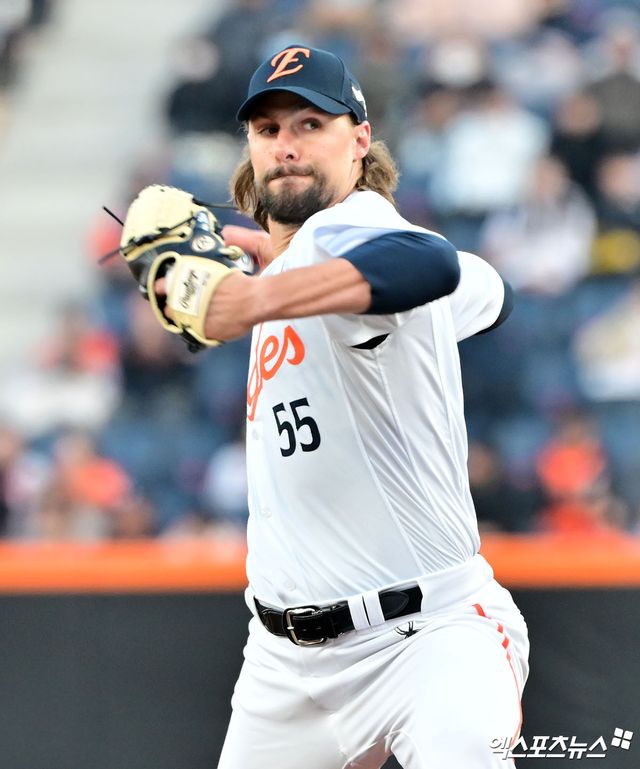 17일 오후 대전 한화생명 볼파크에서 열린 '2025 신한 SOL Bank KBO리그' 삼성 라이온즈와 한화 이글스의 시범경기, 1회초 한화 선발투수 와이스가 공을 힘차게 던지고 있다. 대전, 김한준 기자