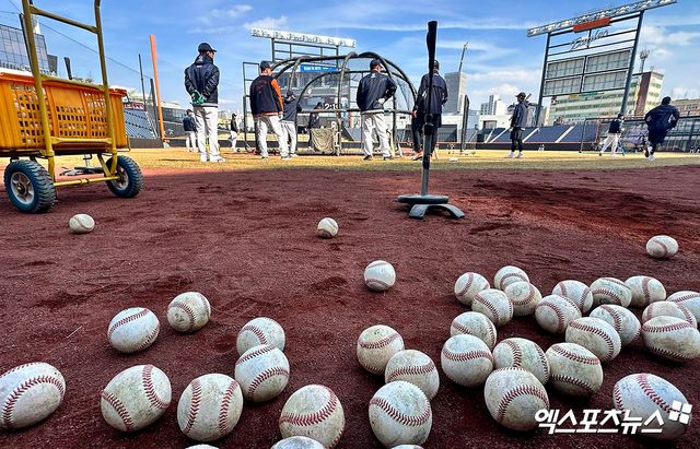 17일 오후 대전 한화생명 볼파크에서 열리는 '2025 신한 SOL Bank KBO리그' 삼성 라이온즈와 한화 이글스의 시범경기, 한화 선수들이 훈련에 임하고 있다. 대전, 김한준 기자