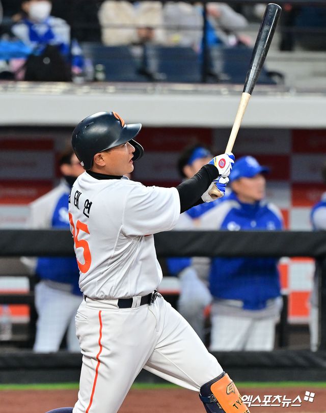 17일 오후 대전 한화생명 볼파크에서 열린 '2025 신한 SOL Bank KBO리그' 삼성 라이온즈와 한화 이글스의 시범경기, 2회말 2사 1,2루 한화 김태연이 타격을 하고 있다. 대전, 김한준 기자