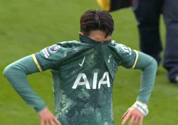 호주 출신 안지 포스테코글루 감독이 이끄는 토트넘은 17일 영국 런던의 크레이븐 코티지에서 끝난 2024-2025 잉글리시 프리미어리그 29라운드 풀럼과의 원정 경기에서 후반에 연속골을 내주며 0-2로 졌다. 토트넘 주장이자 간판 공격수인 손흥민은 28라운드 본머스전(2-2 무승부)에 이어 정규리그 2경기 연속으로 후반 시작과 동시에 그라운드를 밟았다. 27라운드 맨체스터 시티전에서 후반 중반 교체투입된 것까지 합치면 3경기 연속 후반에 조커로 들어갔다. 손흥민은 코너킥, 프리킥을 도맡아 차고 공격 전개를 진두지휘하는 등 분투했으나 공격포인트를 올리진 못했다. 중계화면