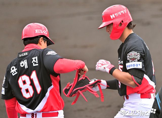 22일 오후 일본 오키나와 코자 신킨 스타디움에서 열린 KIA 타이거즈와 히로시마 도요카프의 연습경기, 3회초 KIA 김도영이 좌전안타를 날린 후 귀루하고 있다. 엑스포츠뉴스 DB