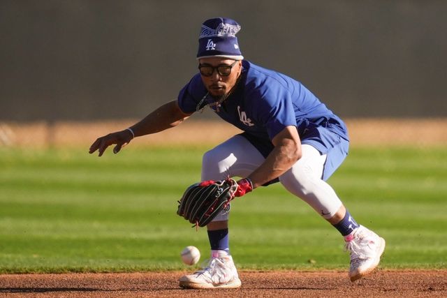 몸 상태가 좋지 않은 LA 다저스 무키 베츠가 18~19일 일본 도쿄돔에서 열리는 2025 미국프로야구 메이저리그 시카고 컵스와의 정규시즌 개막 2연전 도쿄시리즈에 출전하지 않는다. 다저스는 탈수 상태를 보이고 있는 베츠에게 휴식할 시간을 주기로 했다. AP 연합뉴스