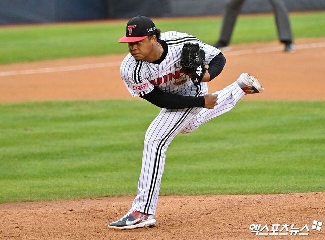 LG 투수 에르난데스는 17일 잠실구장에서 열린 '2025 신한 SOL Bank KBO 시범경기' NC전에서 선발 등판했다. 5⅔이닝 무실점을 비롯해 7탈삼진을 기록해 다가올 2025시즌을 향한 기대감을 높였다. 엑스포츠뉴스 DB