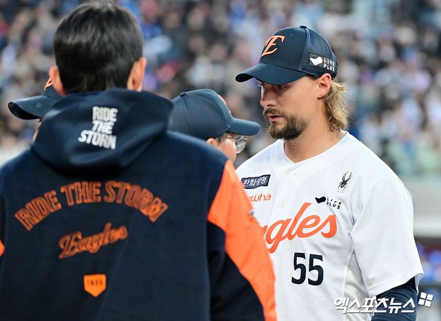 17일 오후 대전 한화생명 볼파크에서 열린 '2025 신한 SOL Bank KBO리그' 삼성 라이온즈와 한화 이글스의 시범경기, 2회초 수비를 마친 한화 선발투수 와이스가 더그아웃으로 향하고 있다. 대전, 김한준 기자