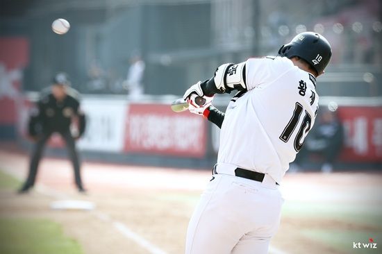 KT 위즈 베테랑 내야수 황재균이 17일 수원 두산전에 3루수로 선발 출전해 2안타 3타점 맹타를 휘둘렀다. KT 위즈