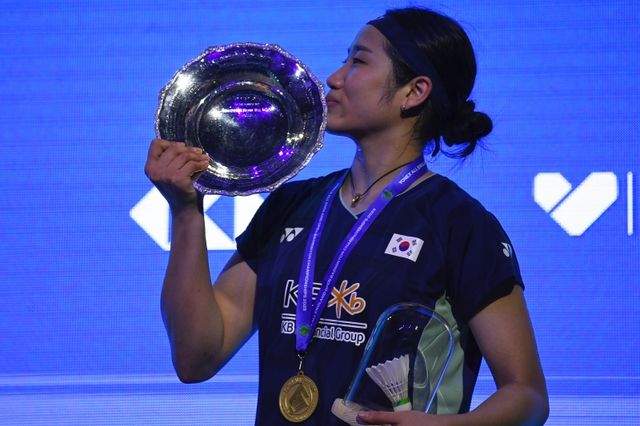 안세영이 17일 영국 버밍엄에서 열린 전영오픈 배드민턴 여자 단식 결승에서 중국 대표 왕즈이를 게임스코어 2-1로 누르고 우승을 차지했다. 안세영이 우승 후 포즈를 취하고 있다. AP연합뉴스
