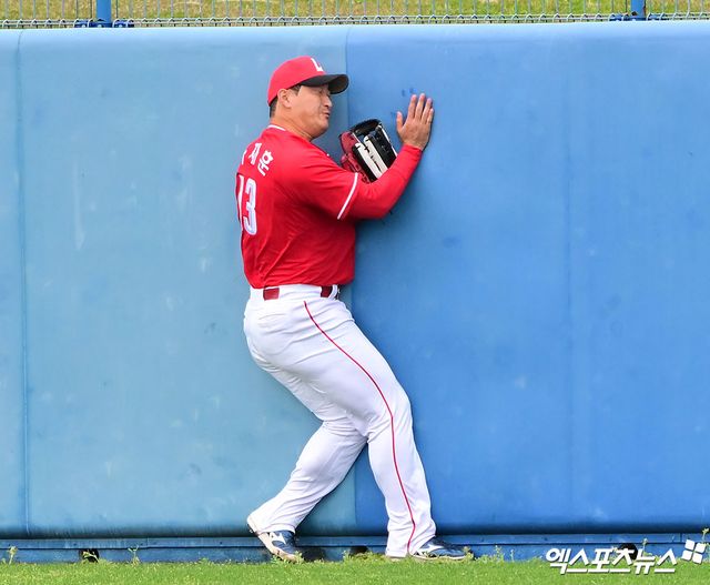 SSG 랜더스 외야수 하재훈이 지난 16일 문학 LG전에서 시범경기 첫 출전에 나서 2타점 좌전 적시타와 밀어내기 볼넷으로 팀 승리에 힘을 보탰다. 스프링캠프 막판 연습경기에서 외야 수비 도중 늑골을 다쳤던 순간.엑스포츠뉴스 DB