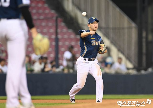 NC 내야수 서호철은 17일 잠실구장에서 열린 '2025 신한 SOL Bank KBO 시범경기' LG전에서 3회초 교체 출전했다. 5회말 1사 2,3루에서 포구 실책을 저지르며 LG에 승리를 허용했다. 엑스포츠뉴스 DB