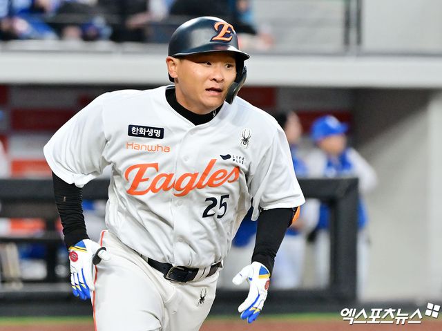 17일 오후 대전 한화생명 볼파크에서 열린 '2025 신한 SOL Bank KBO리그' 삼성 라이온즈와 한화 이글스의 시범경기, 2회말 2사 1,2루 한화 김태연이 타격을 하고 있다. 대전, 김한준 기자