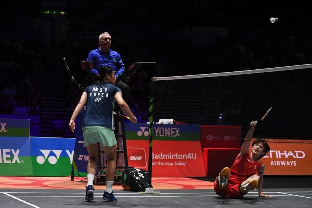 안세영이 17일 영국 버밍엄에서 열린 전영오픈 배드민턴 여자 단식 결승에서 중국 대표 왕즈이를 게임스코어 2-1로 누르고 우승을 차지했다. AP연합뉴스